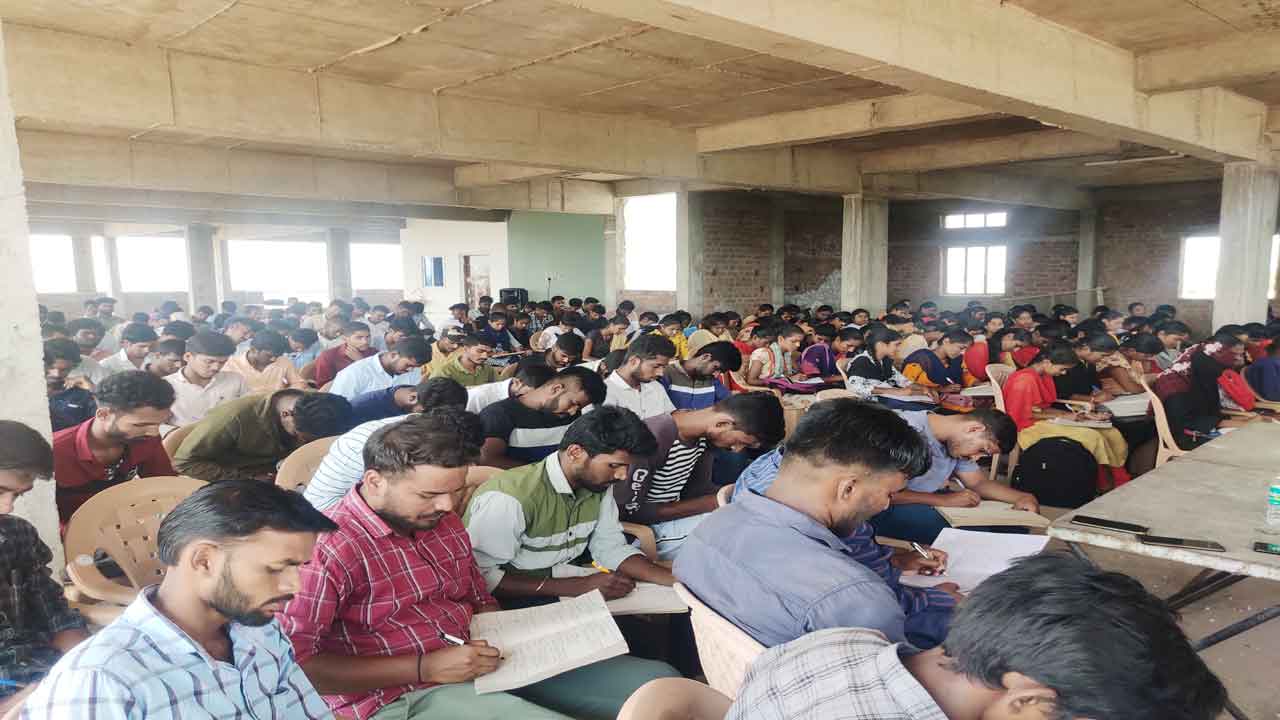 కొలువు కొట్టేద్దాం..