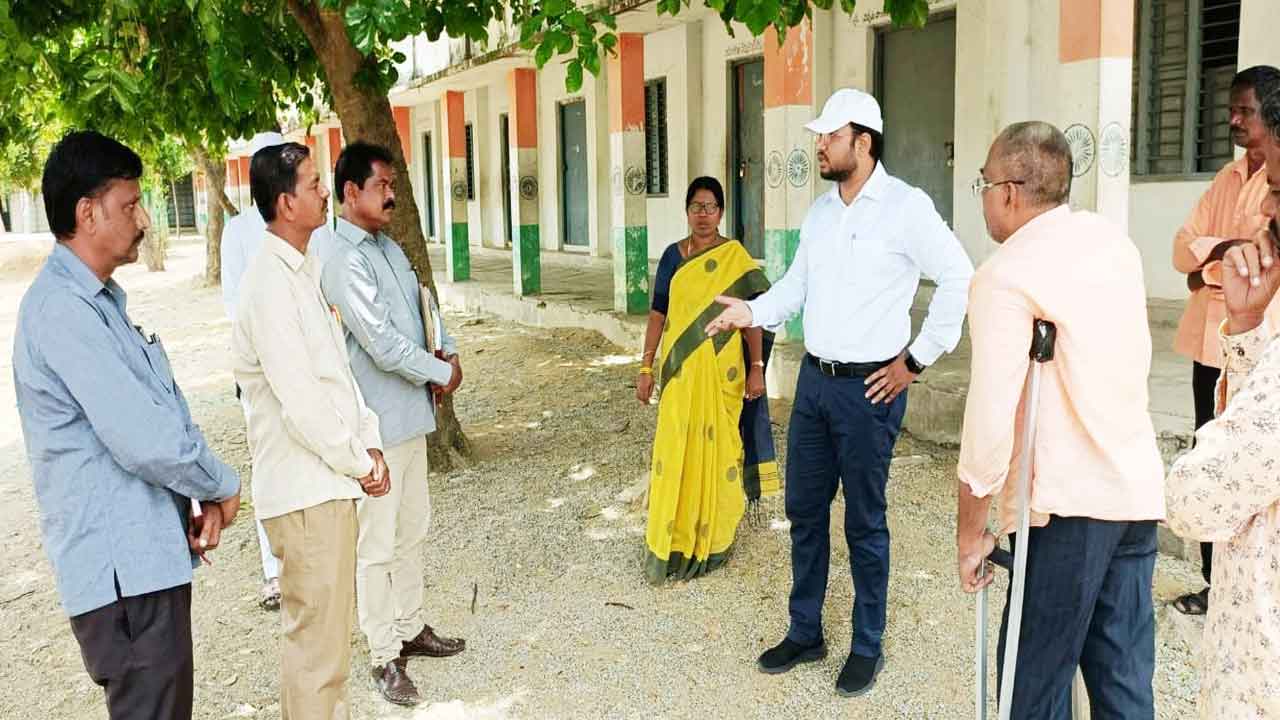 పాఠశాలల్లో అన్ని వసతులు కల్పించాలి