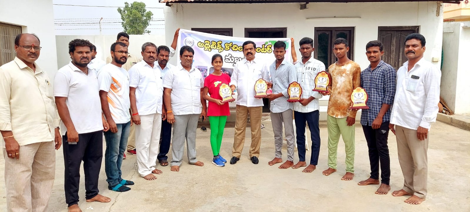 చదువుతోపాటు క్రీడల్లోనూ రాణించాలి