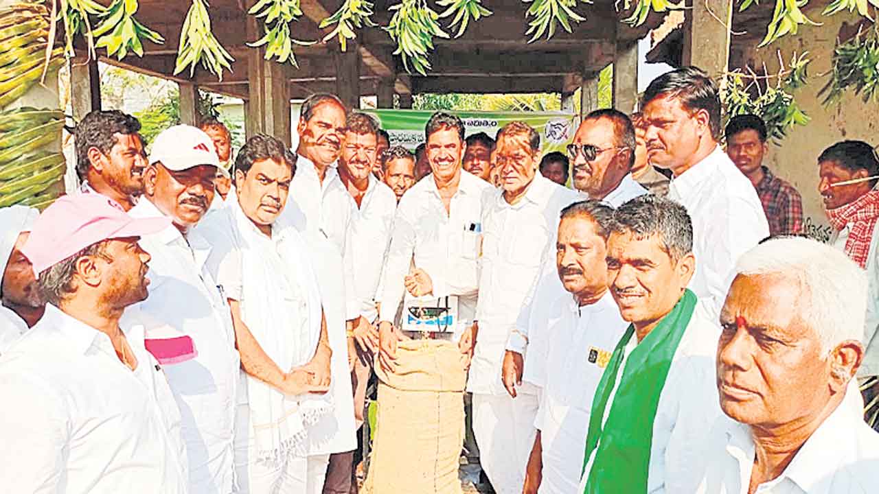 ఊరూరా కొనుగోలు కేంద్రాలు