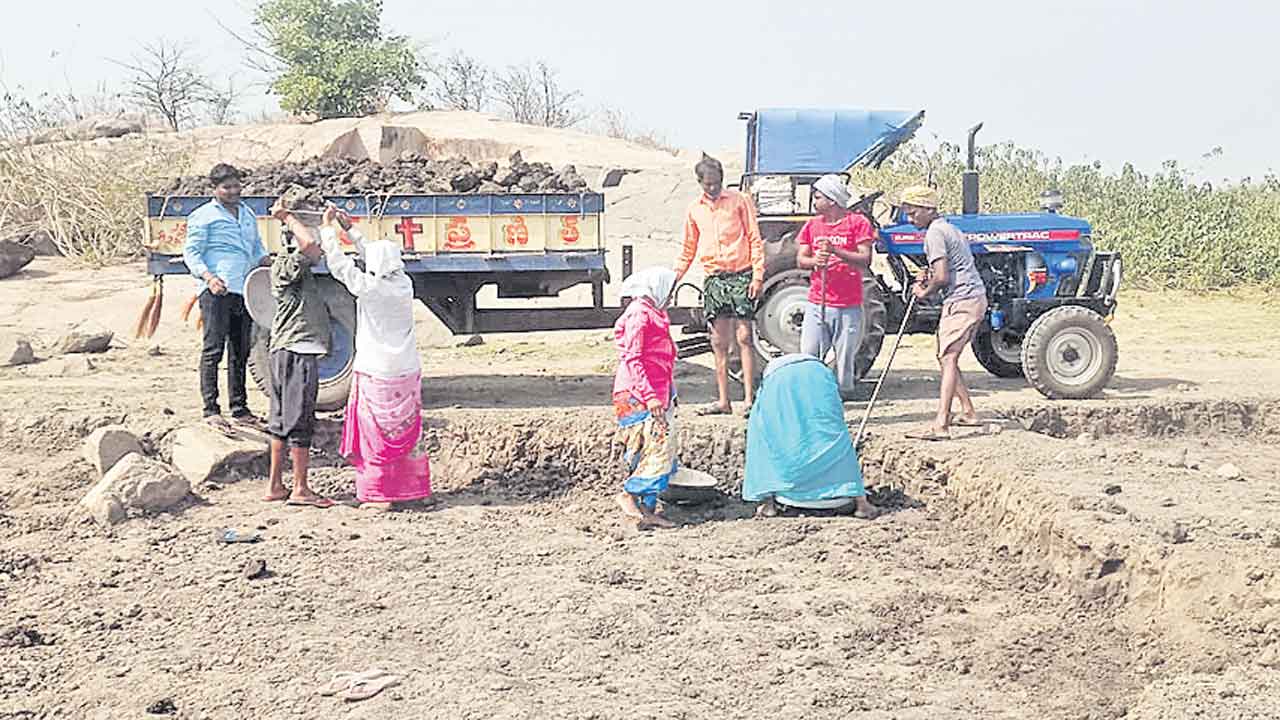 చెరువు మట్టి.. చేనుకు పుష్టి