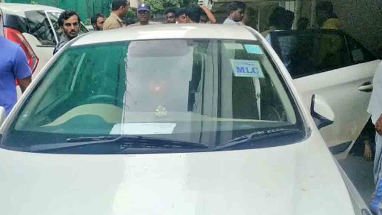 ఎమ్మెల్సీ కారులో మృతదేహం.. హత్య చేశారంటున్న కుటుంబ సభ్యులు