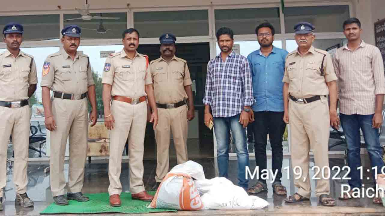 40 కేజీల పత్తి విత్తనాల పట్టివేత