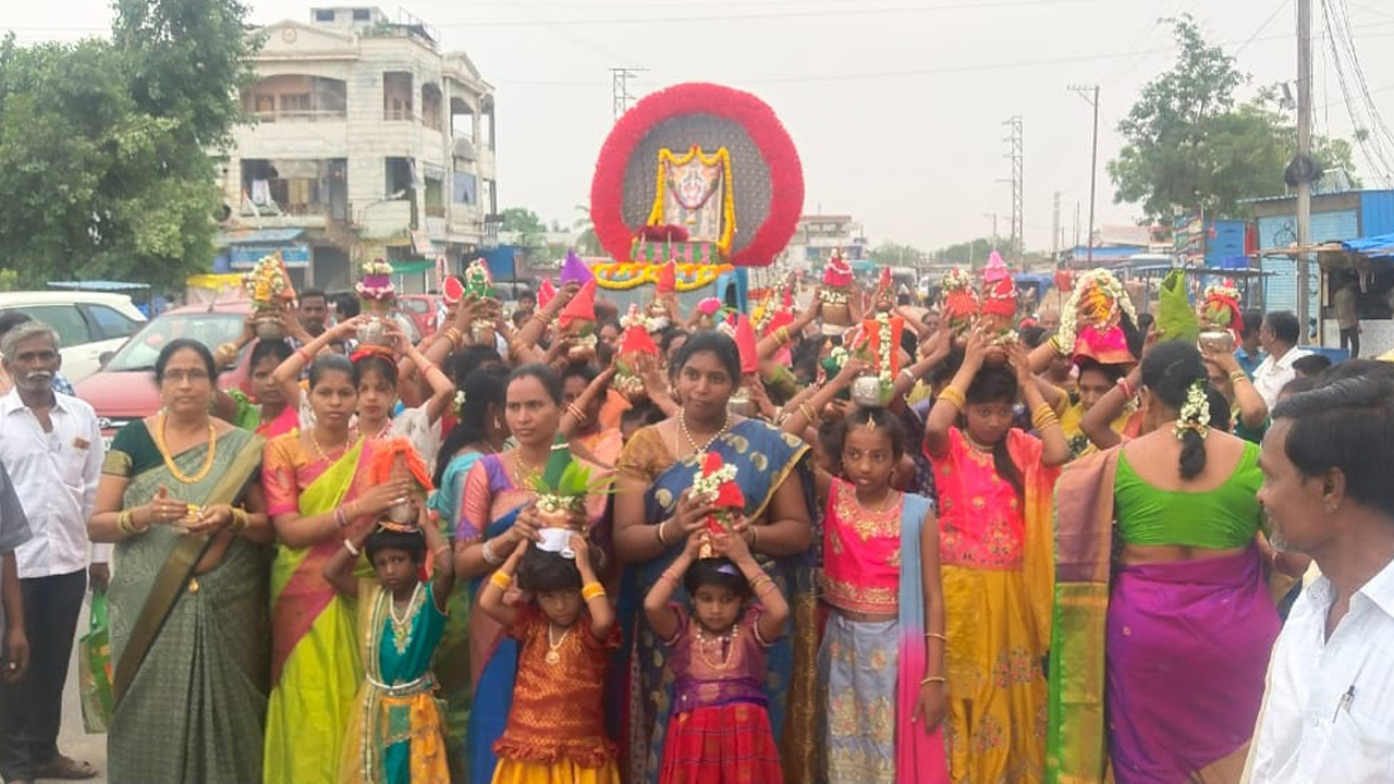 భక్తిశ్రద్ధలతో ప్రత్యేక పూజలు