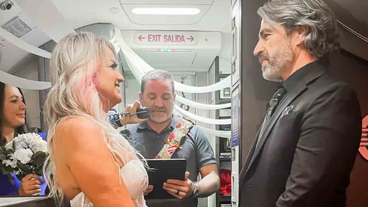 Marriage | 37 వేల అడుగుల ఎత్తులో.. విమానంలోనే పెళ్లి చేసుకున్న ప్రేమికులు.. వీడియో వైరల్!