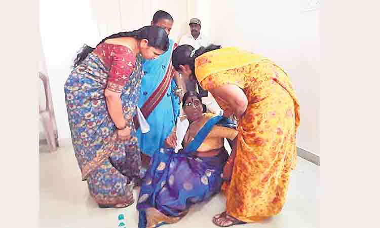 అవమానిస్తున్నారని కౌన్సిలర్‌ నిరసన