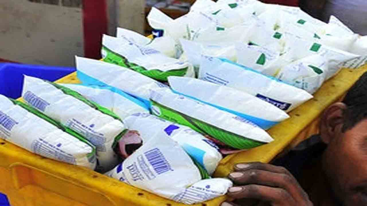 పాల ప్యాకెట్లు దొంగిలించిన వ్యక్తి… పోలీసులకు ఫిర్యాదు చేసిన షాపు యజమాని