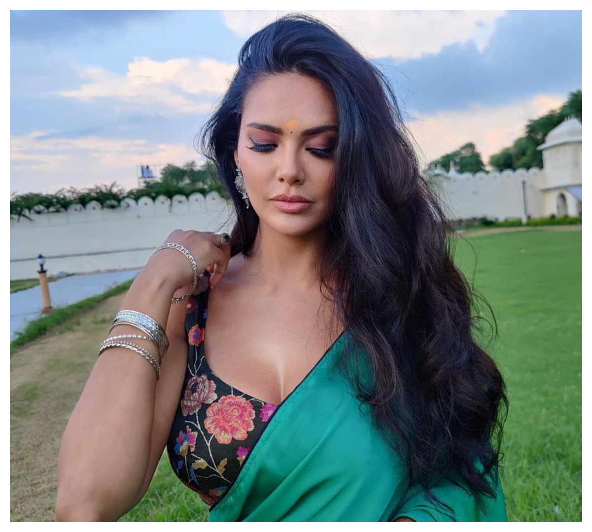 Esha Gupta | చీరలో సోయగాలు ఒల‌క‌బోసిన‌ ఇషా గుప్తా..