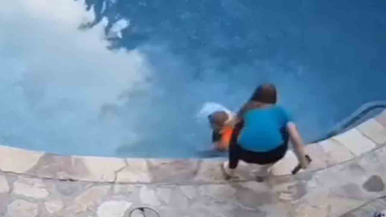 Viral Video: స్విమ్మింగ్ పూల్‌లోకి దూకిన బాలుడు… రెప్పపాటులో కాపాడిన తల్లి