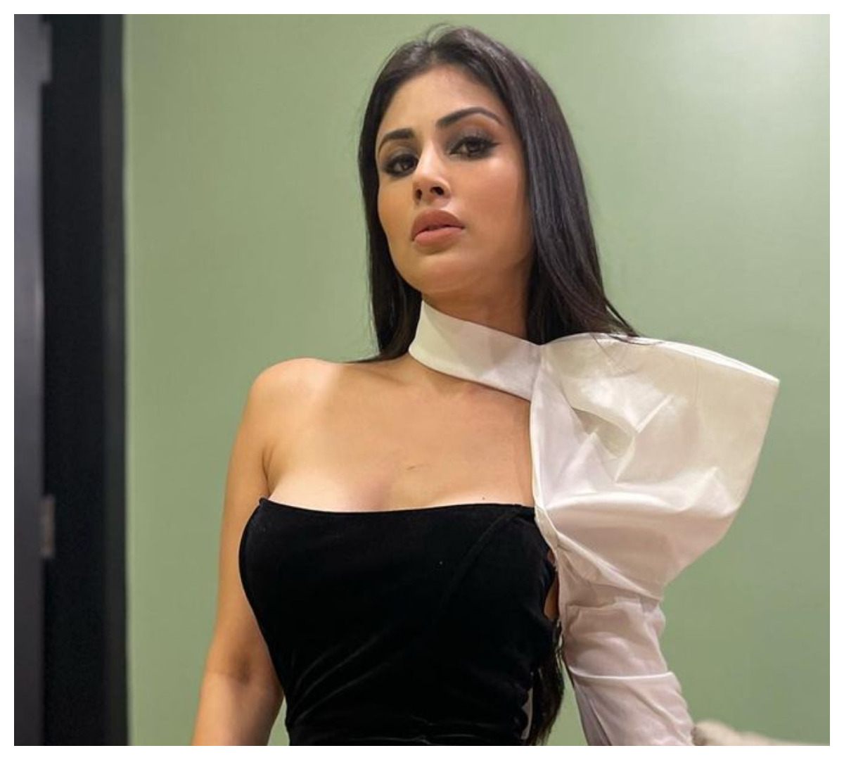 Mouni Roy | బ్లాక్ మినీ టైట్‌ఫిట్ డ్రెస్‌లో సొగ‌సులారబోస్తున్న మౌనీ రాయ్..