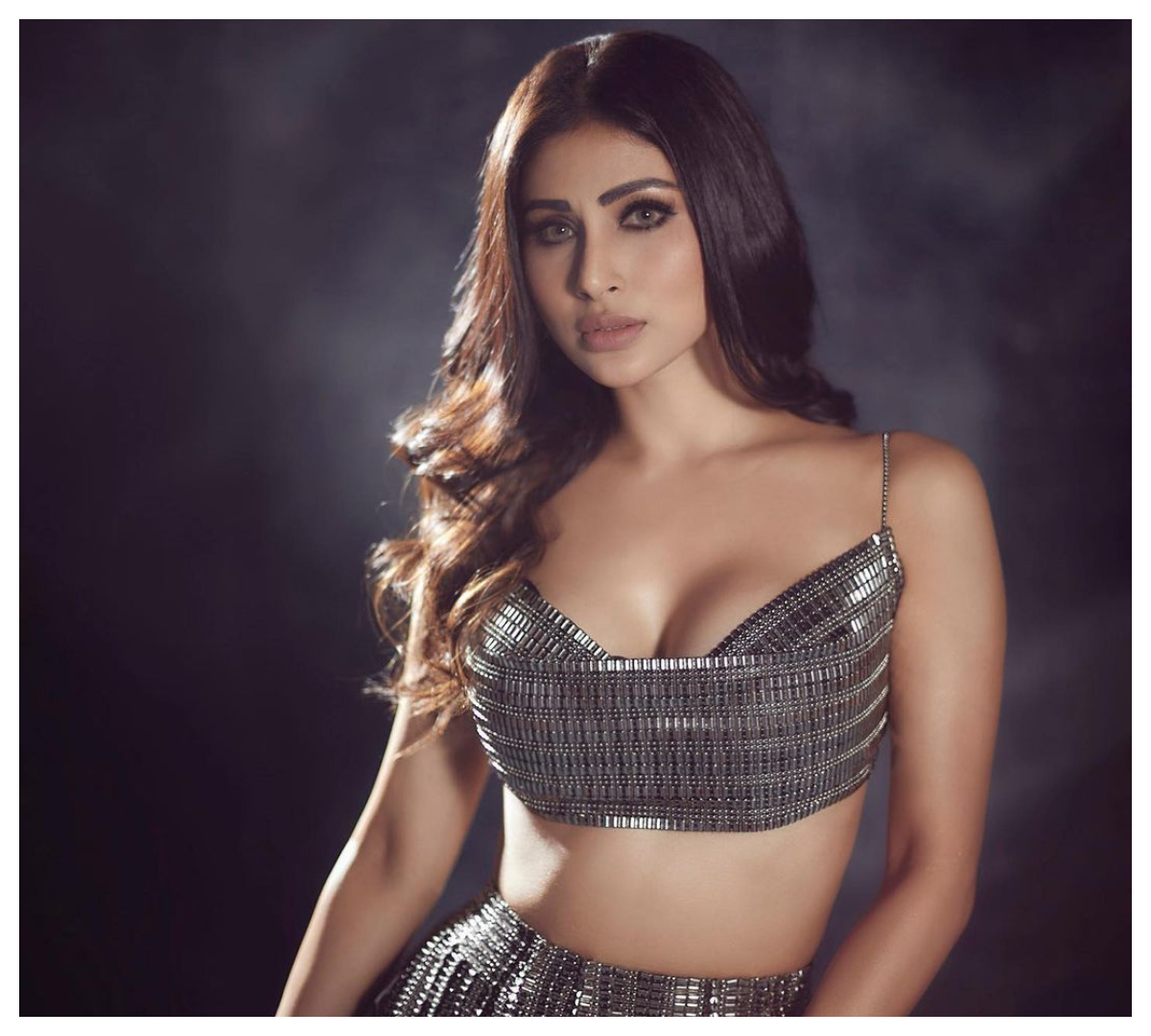 Mouni Roy | బ్లాక్ క‌ల‌ర్ లంగా జాకెట్‌లో మౌనీ రాయ్ మెరుపులు..