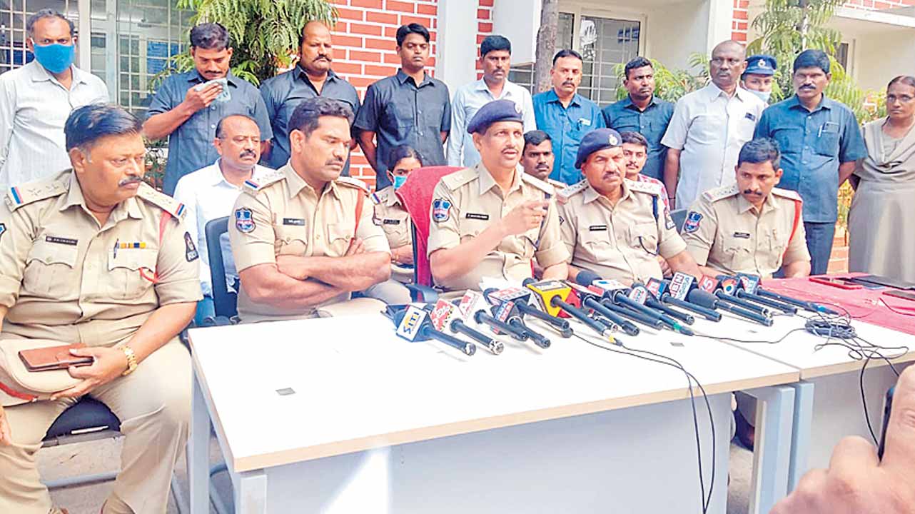 వేర్వేరు చోరీ కేసుల్లో ఐదుగురు అరెస్ట్‌