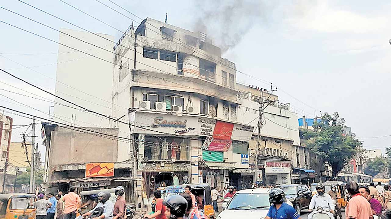 ఆల్ట్రేషన్‌ వర్క్‌ షాపులో అగ్నిప్రమాదం