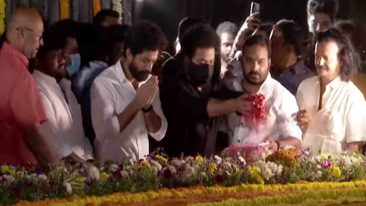 తారక రామునికి నివాళులర్పించిన జూనియర్ ఎన్టీఆర్