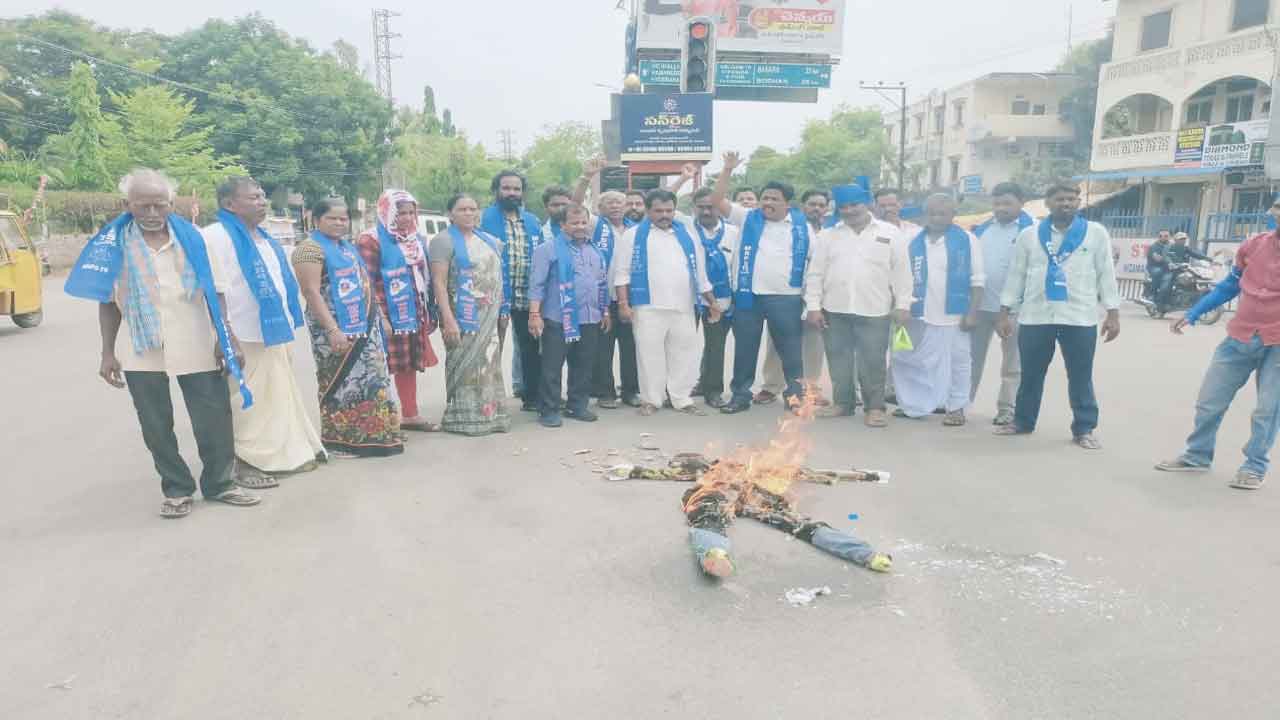 ఎంపీ అర్వింద్‌ దిష్టిబొమ్మలు దహనం