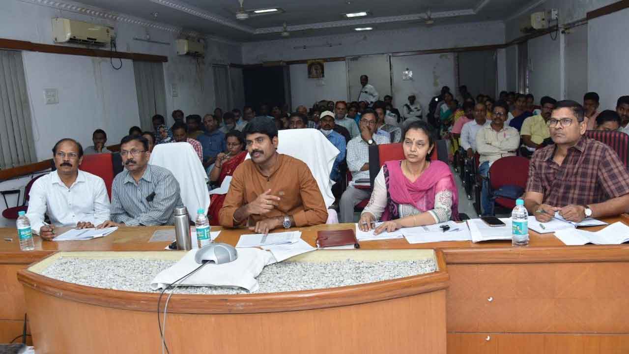 పని తీరు మెరుగుపర్చుకోకుంటే కఠిన చర్యలు తప్పవు