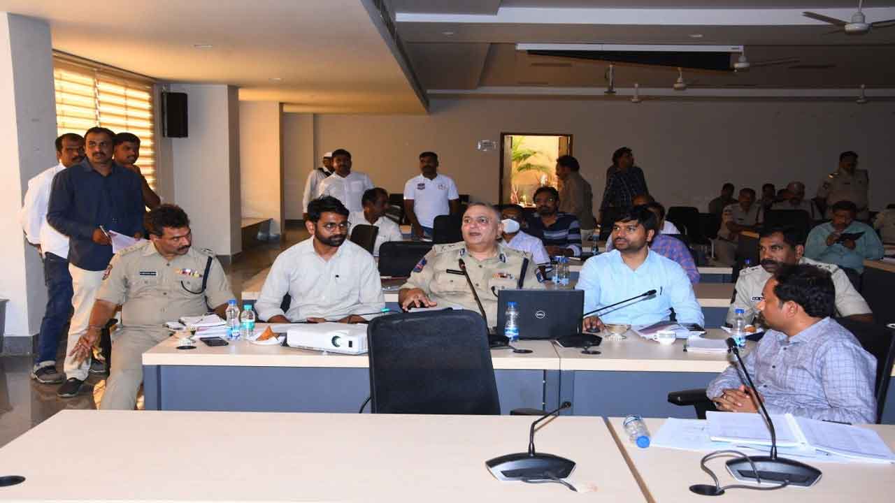 రోడ్డు నిబంధనలపై అవగాహన కల్పించాలి