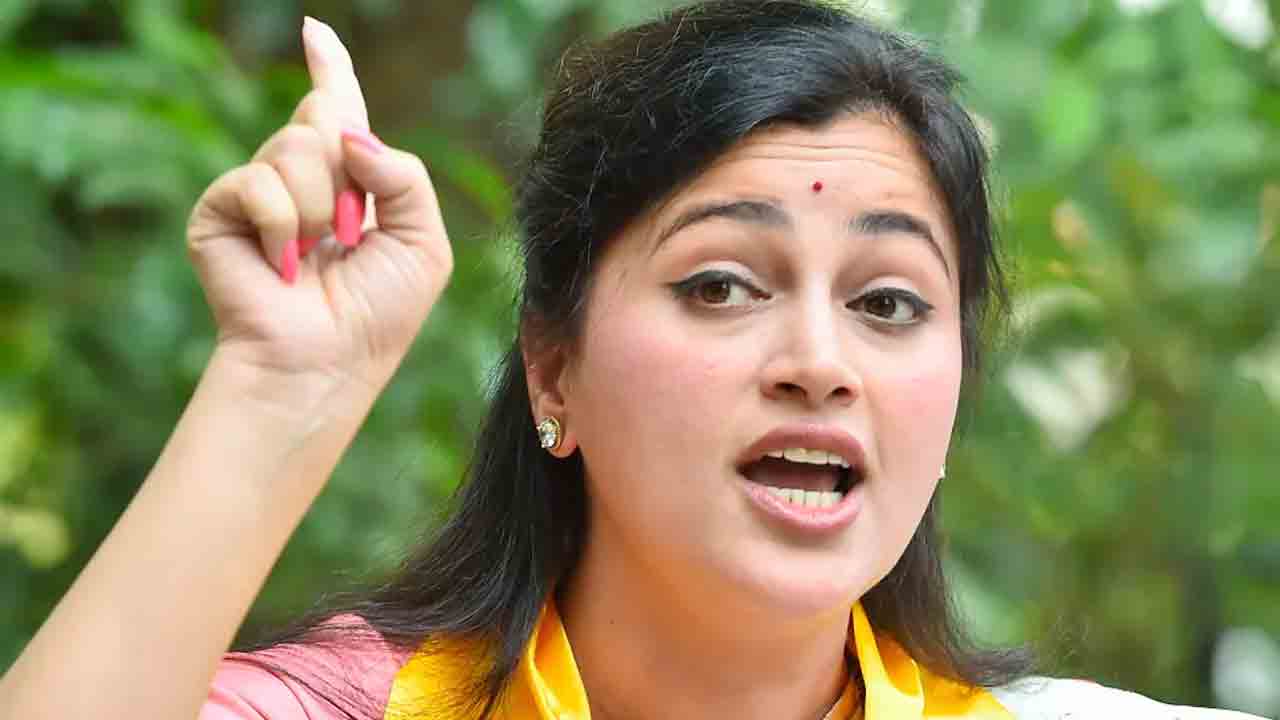 ప్రివిలేజ్‌ కమిటీ ముందు హాజరైన ఎంపీ నవనీత్‌ రాణా