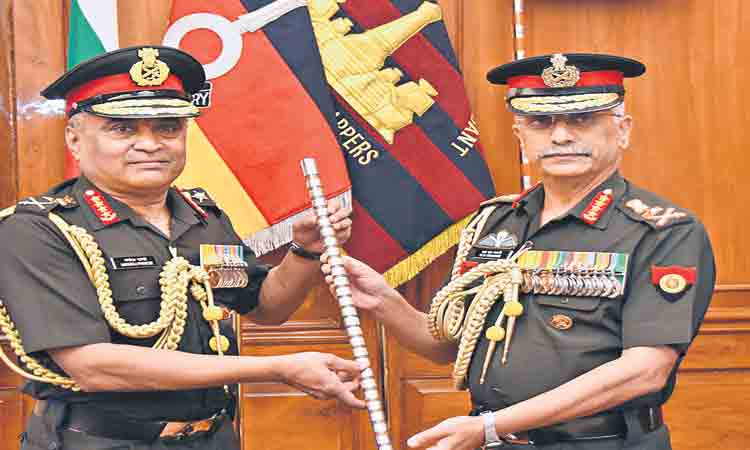 ఆర్మీ చీఫ్‌ బాధ్యతలు స్వీకరించిన లెఫ్టినెంట్‌ జనరల్‌ మనోజ్‌ పాండే