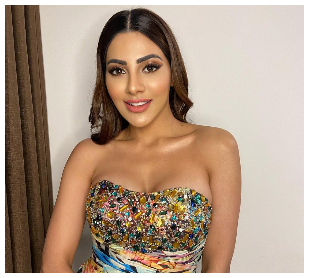 Nikki Tamboli | మ‌ల్టీక‌ల‌ర్ డ్రెస్‌లో నిక్కి తంబోలి అందాలు అద‌ర‌హో..