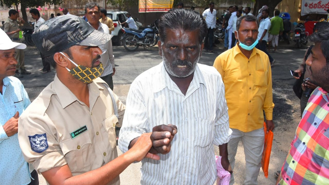 కలెక్టరేట్‌లో రైతు ఆత్మహత్యాయత్నం