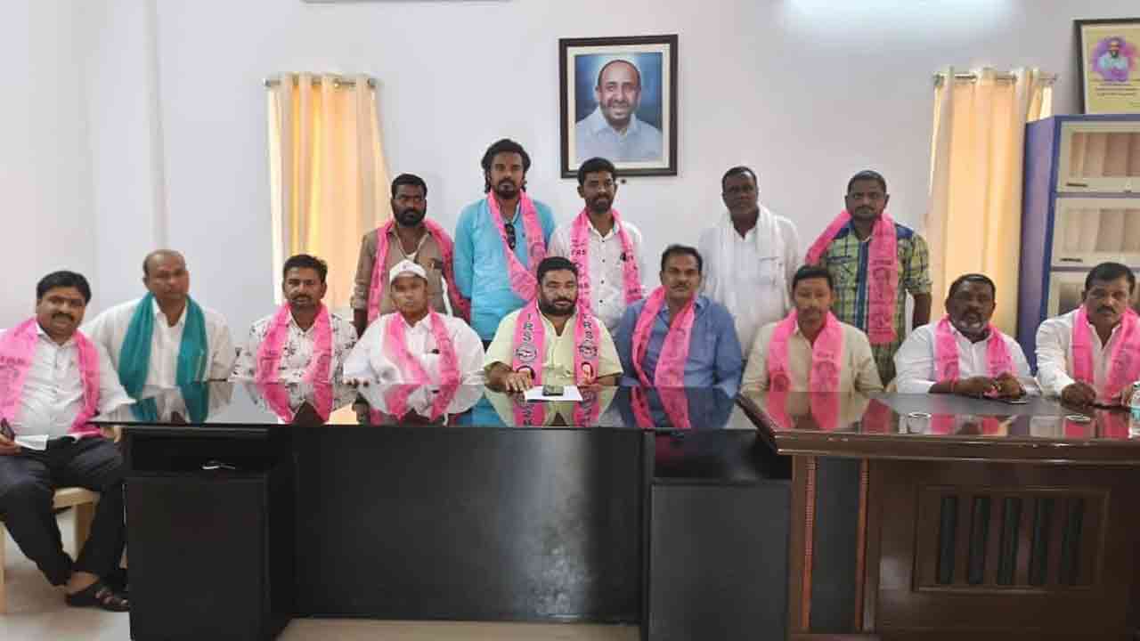 ఎంపీ అర్వింద్‌ ఇంటి ఎదుట ధర్నా నిర్వహించాలి