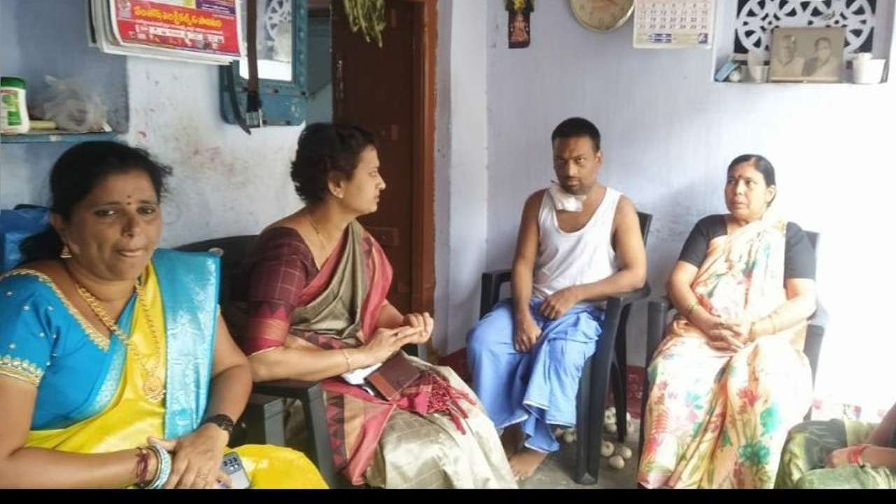 బాధిత కుటుంబాలకు ప్రజాప్రతినిధుల అండ