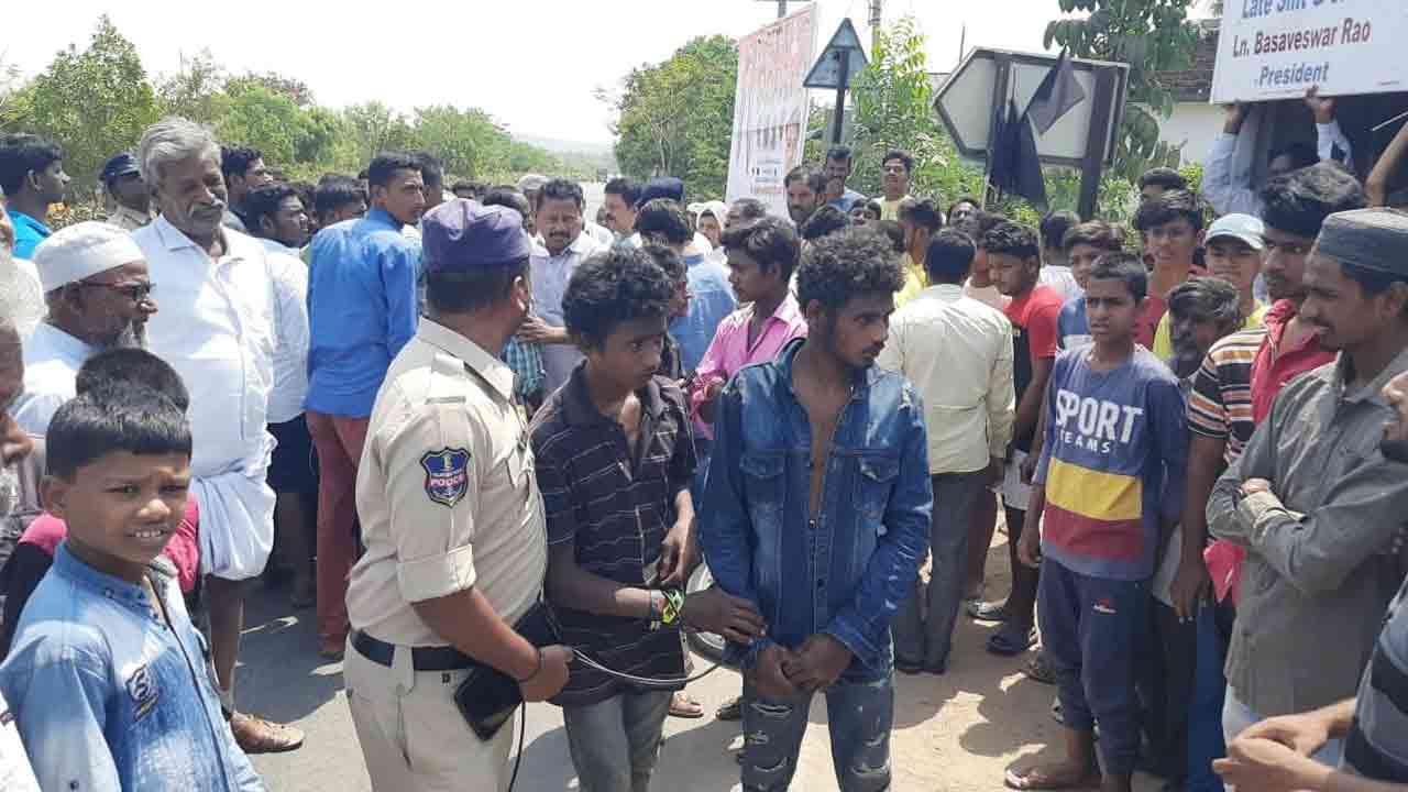 కేబుల్‌ వైర్ల చోరీకి పాల్పడిన యువకులకు దేహశుద్ధి