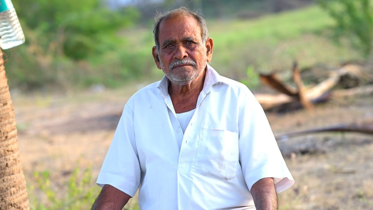 వరికొయ్యలకు నిప్పుపెడుతూ..