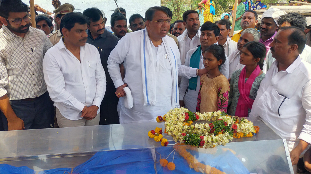 ఊరంతా.. రోదన