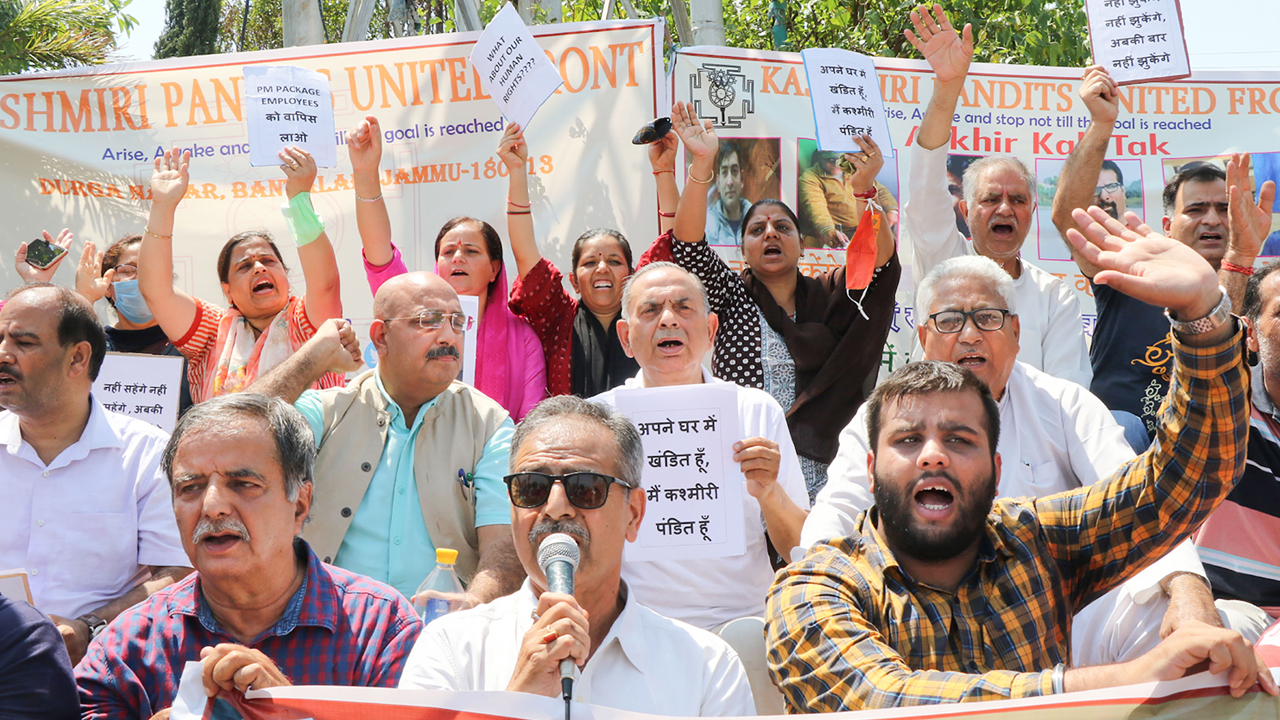 కశ్మీర్‌ నుంచి తరలించండి