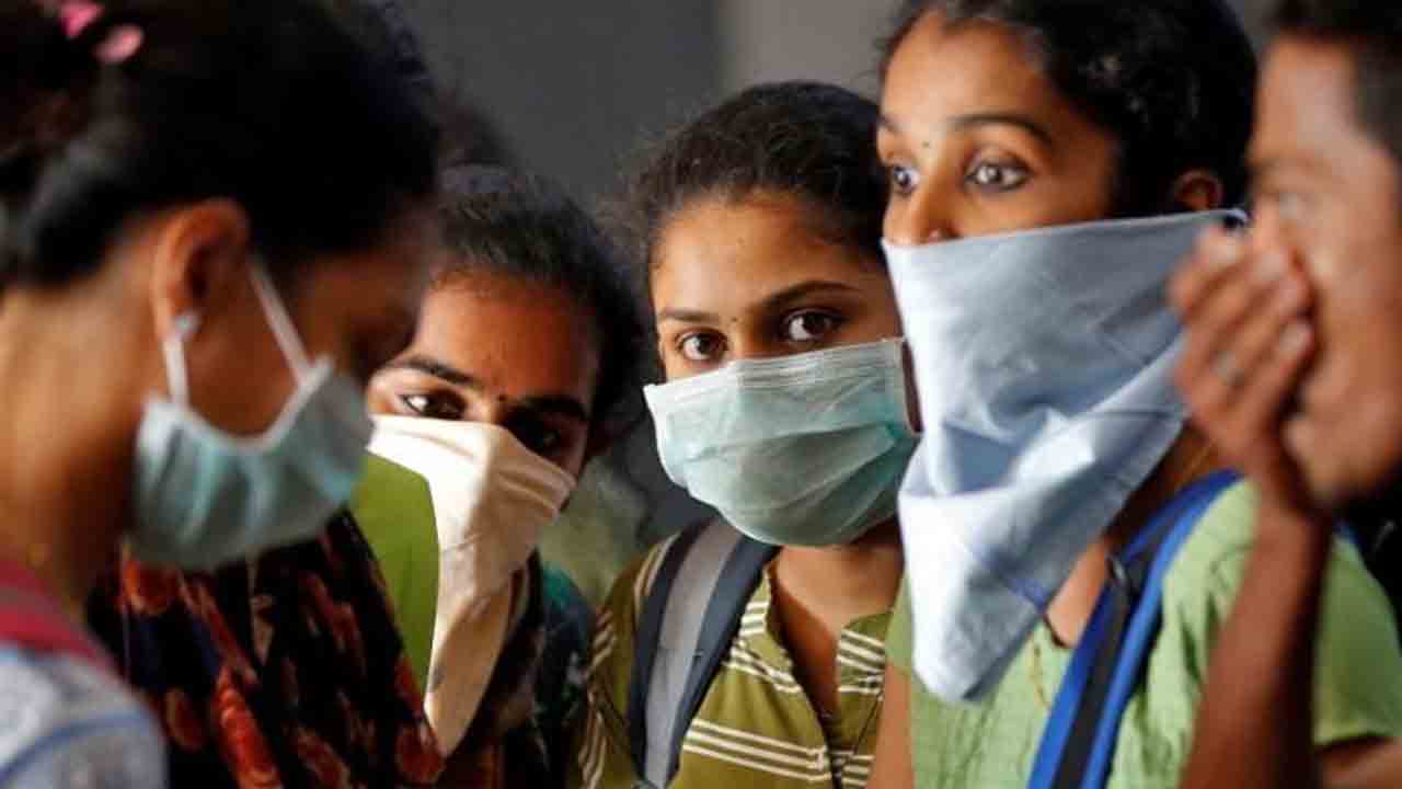 లా యూనివర్సిటీ కరోనా కలకలం.. 60 మందికి పాజిటివ్‌