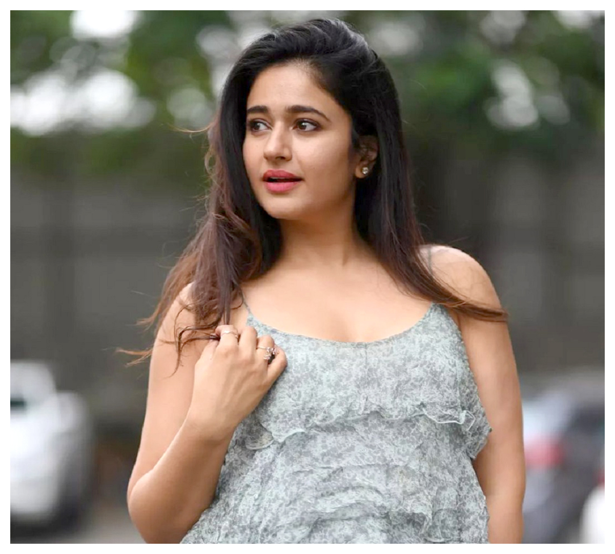 Poonam Bajwa | స్లీవ్ లెస్ అందాల‌తో ఆక‌ట్టుకుంటున్న పూనమ్ బజ్వా..