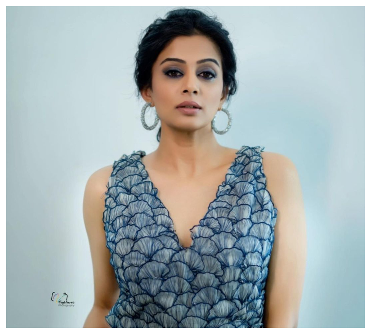 Priya Mani Raj | బ్లూ క‌ల‌ర్ డ్రెస్‌లో హొయ‌లు పోయిన‌ ప్రియ‌మ‌ణి..