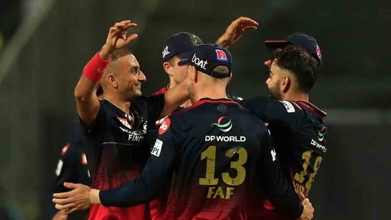 RCB vs CSK | ధోనీ కూడా అవుట్.. ఏడు వికెట్లు కోల్పోయిన చెన్నై