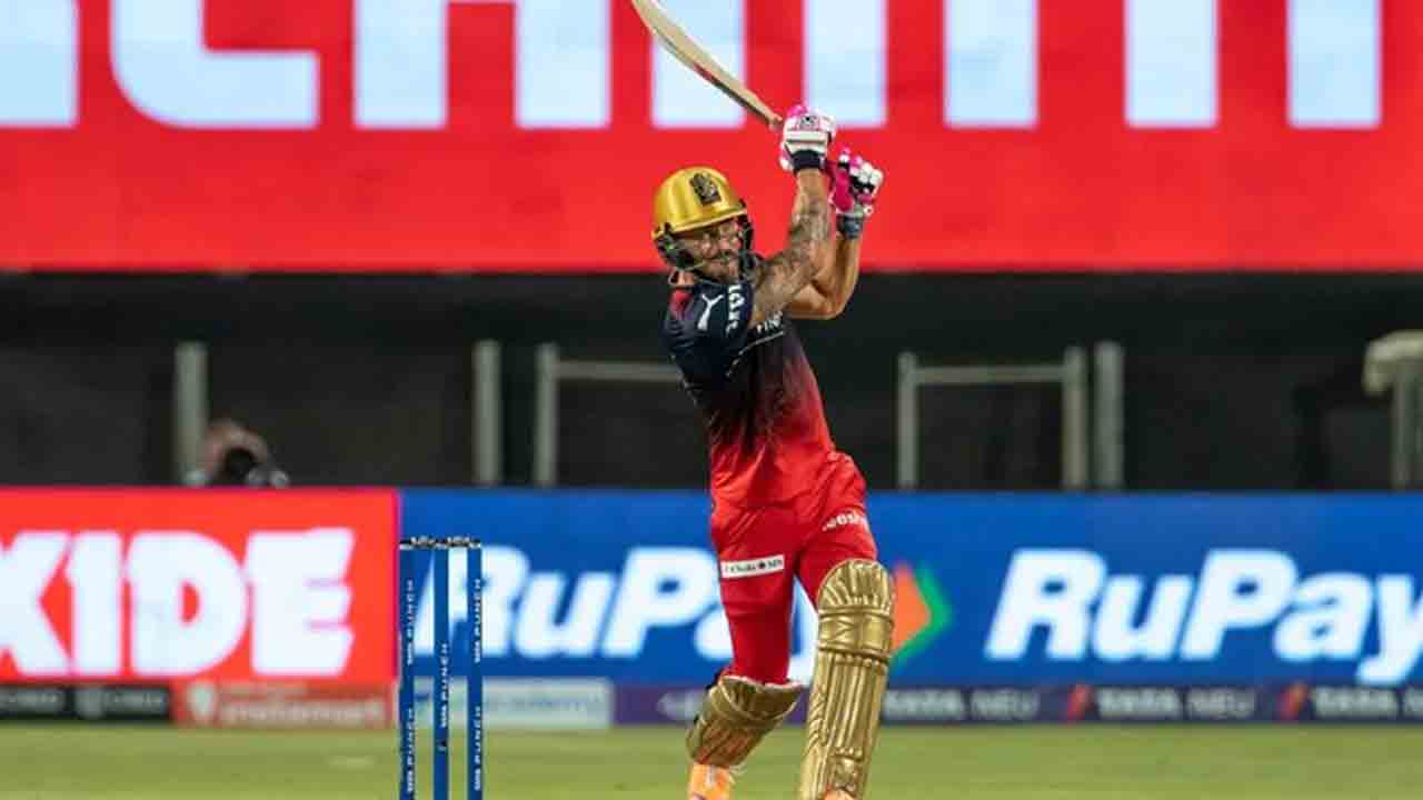 RCB vs CSK | తొలి వికెట్ కోల్పోయిన బెంగళూరు.. డుప్లెసిస్ అవుట్