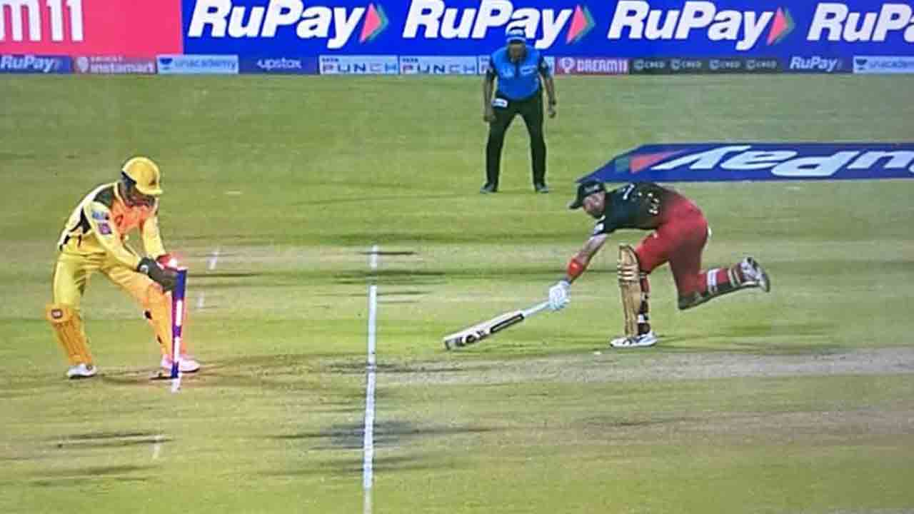 RCB vs CSK | మూడు వికెట్లు కోల్పోయిన బెంగళూరు.. కోహ్లీ, మ్యాక్స్‌వెల్ అవుట్