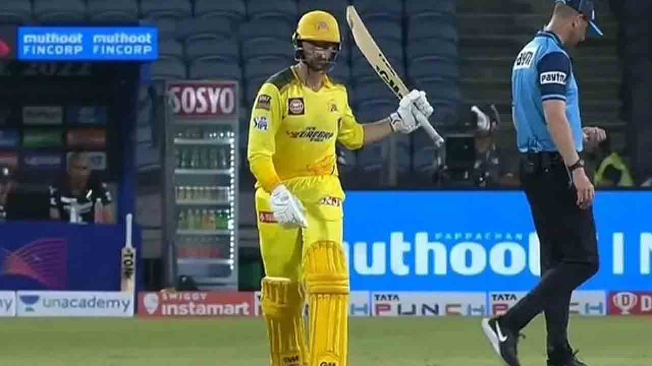 RCB vs CSK | నాలుగో వికెట్ కోల్పోయిన చెన్నై.. కాన్వే అవుట్