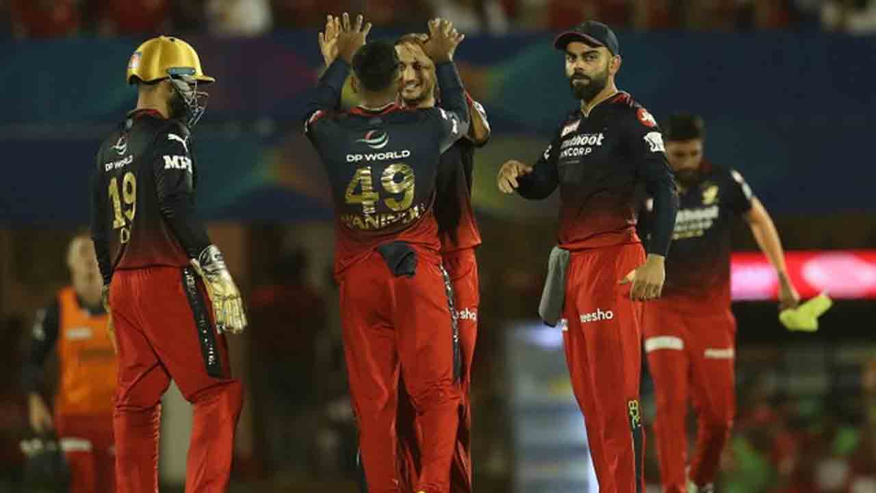 RCB vs PBKS | రెండో వికెట్ కోల్పోయిన పంజాబ్.. రాజపక్స అవుట్