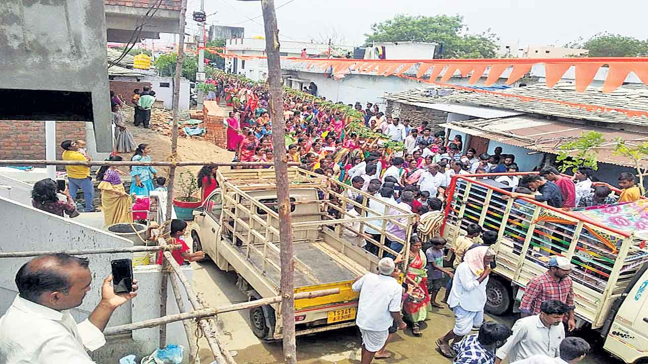 కెరెళ్లిలో గ్రామ దేవతలకు బోనాలు సమర్పించి మొక్కులు చెల్లించుకున్న మహిళలు