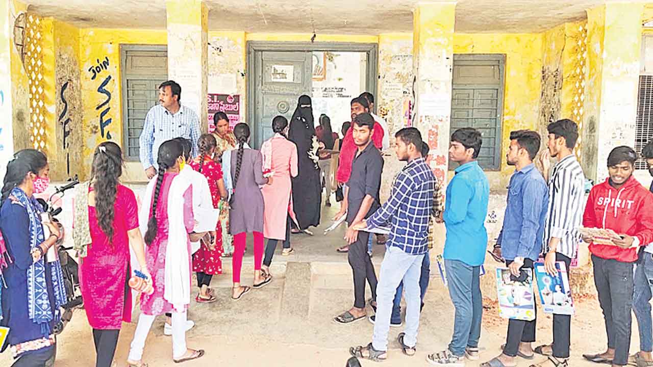 రెండోరోజు సజావుగా ఇంటర్‌ పరీక్షలు