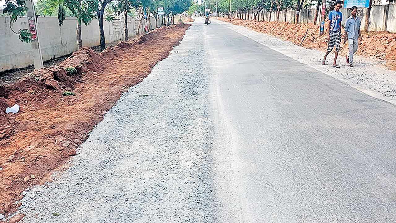 ముమ్మరం..పటేల్‌గూడ రోడ్డు వెడల్పు పనులు