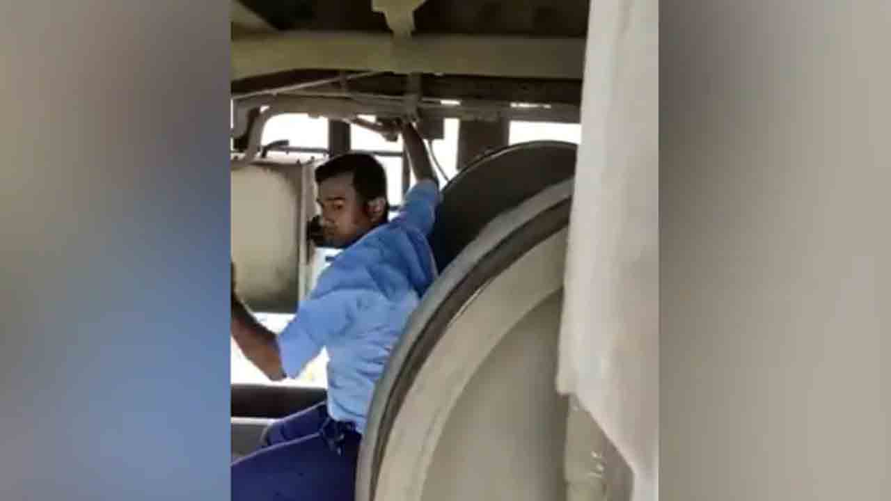 చైన్ లాగడంతో నది వంతెనపై ఆగిన రైలు… ప్రాణాలను పణంగా పెట్టిన లోకో పైలట్