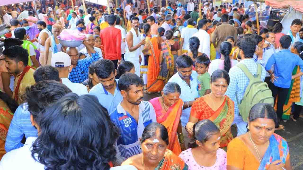 రాజన్న ఆలయానికి పోటెత్తిన భక్తజనం.. దర్శనానికి 3 గంటలు