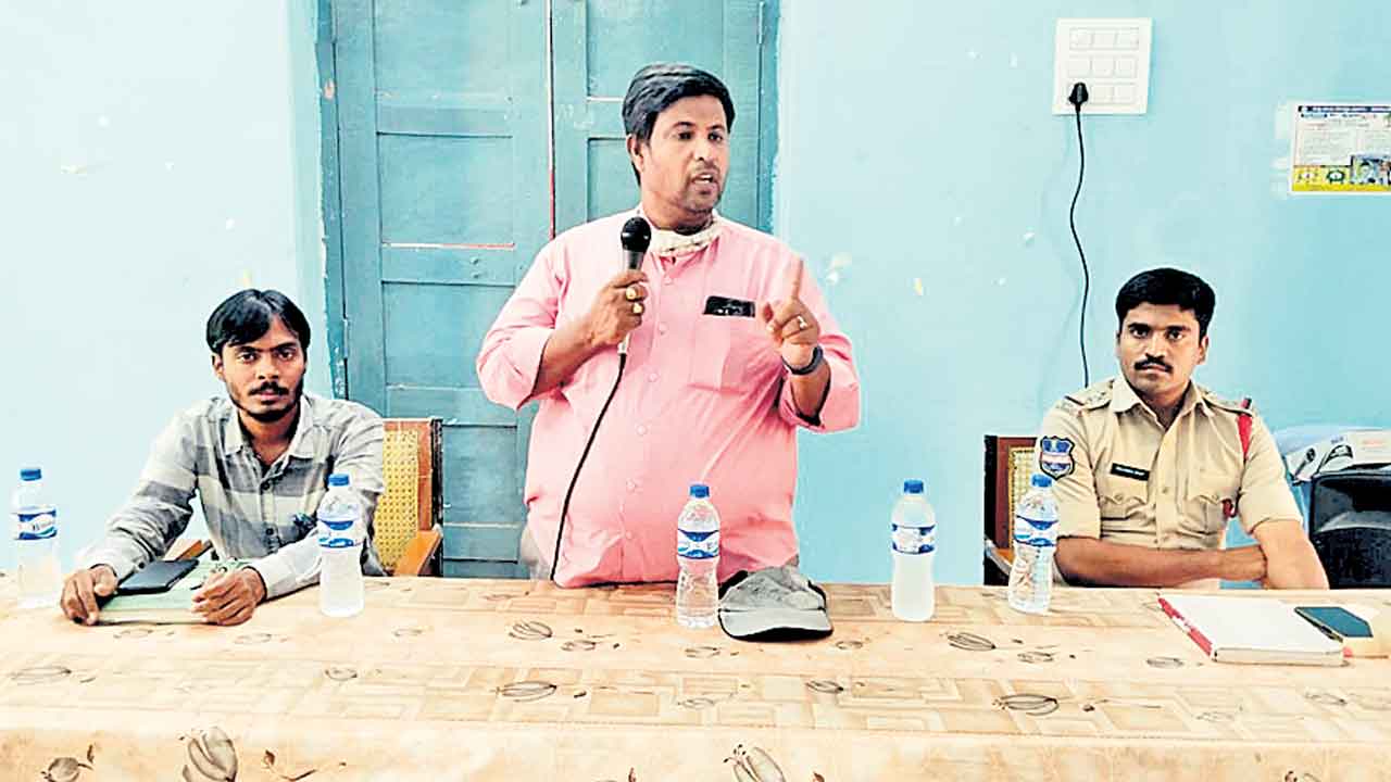 నాణ్యమైన విత్తనాలు, ఎరువులను విక్రయించాలి