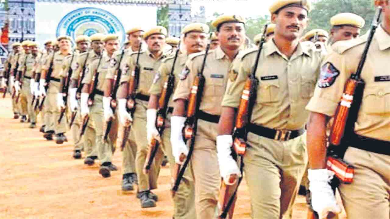 కొలువు కొట్టేందుకు..