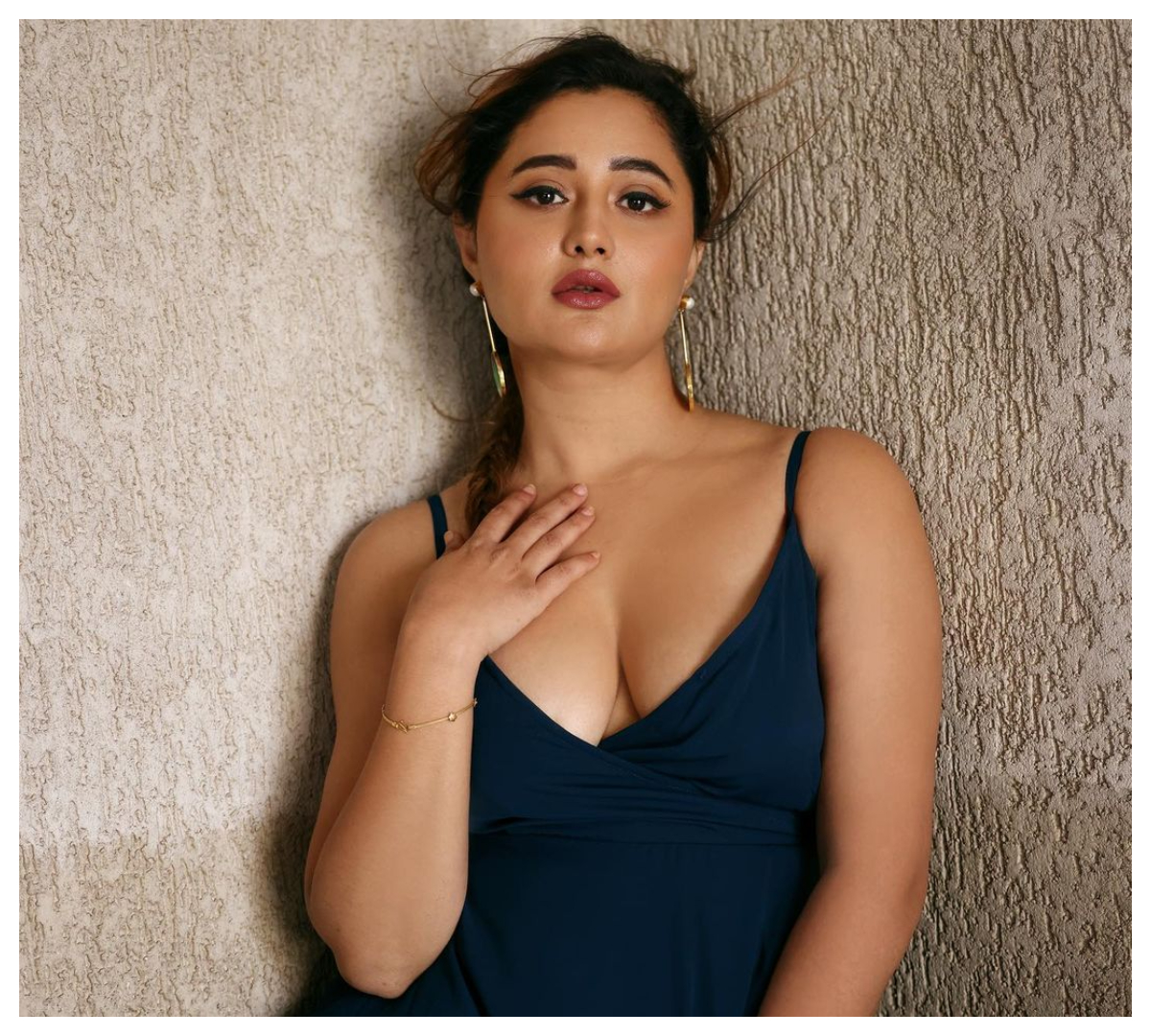 Rashami Desai | స్లీవ్ లెస్ అందాలతో మతులు పోగొడుతున్న‌ రష్మీ దేశాయ్..