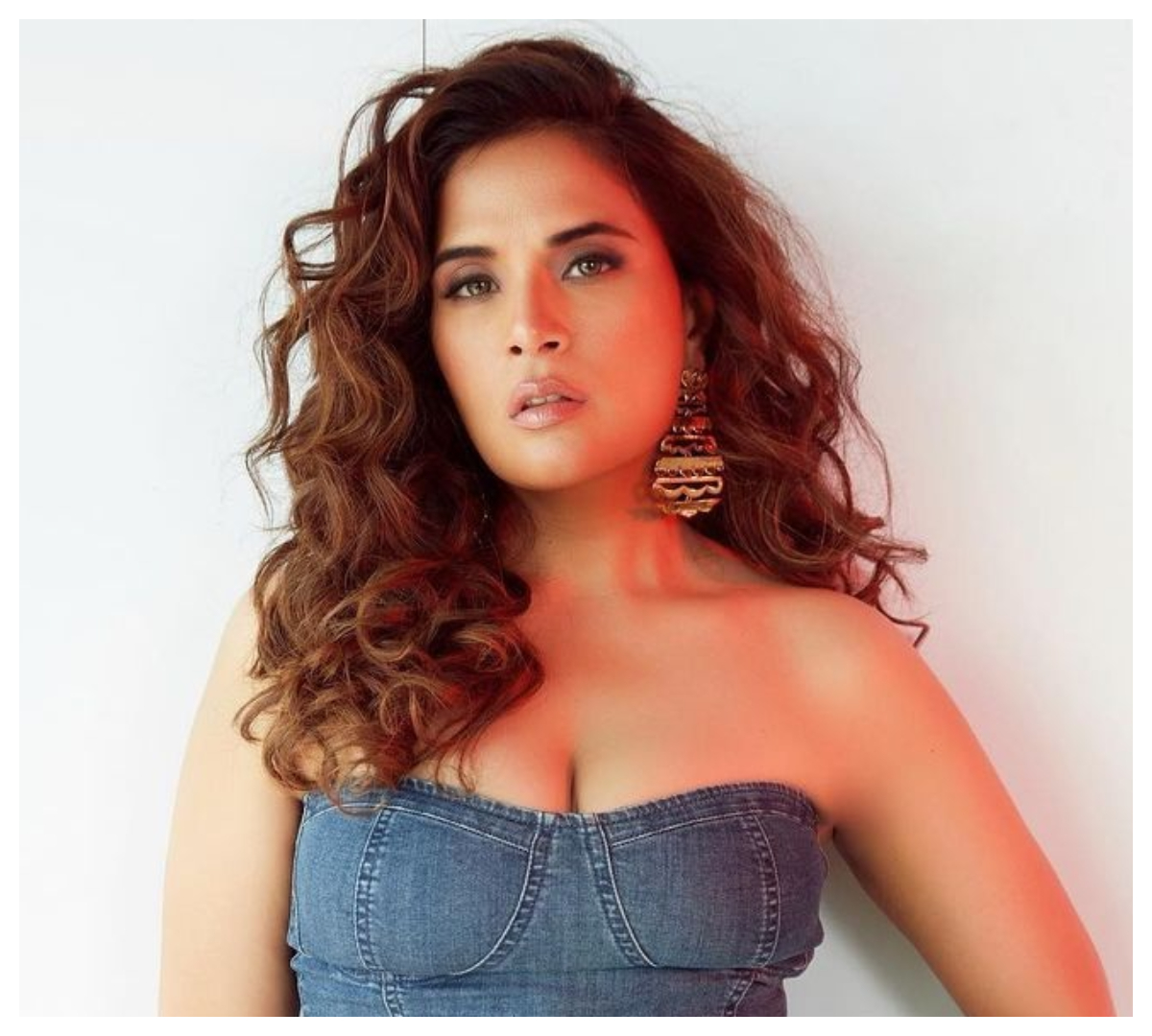 Richa Chadha | పొట్టి స్క‌ర్ట్‌లో రిచా చద్దా సొగ‌సులు..