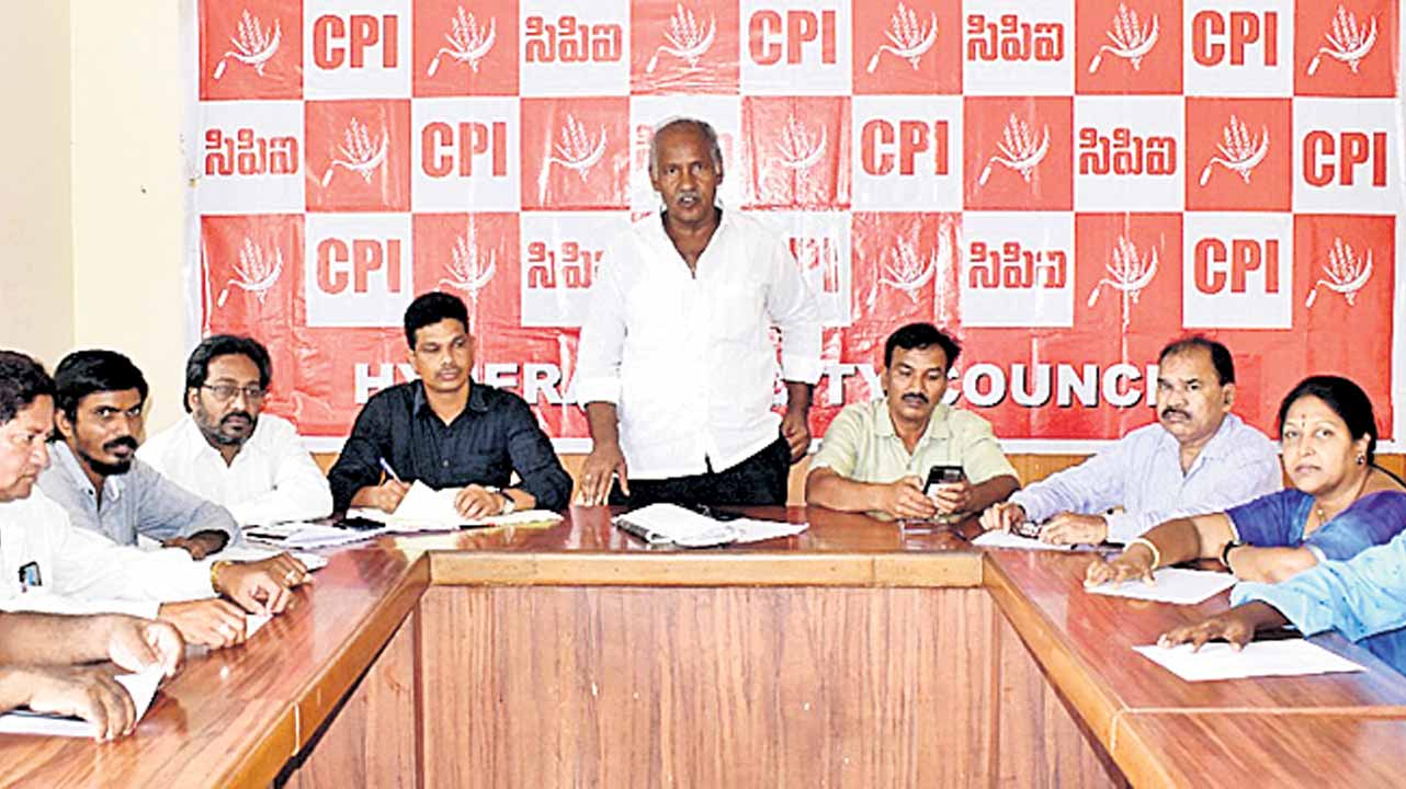 రాజ్యాంగాన్ని విచ్ఛిన్నం చేసేందుకు కేంద్రం కుట్ర