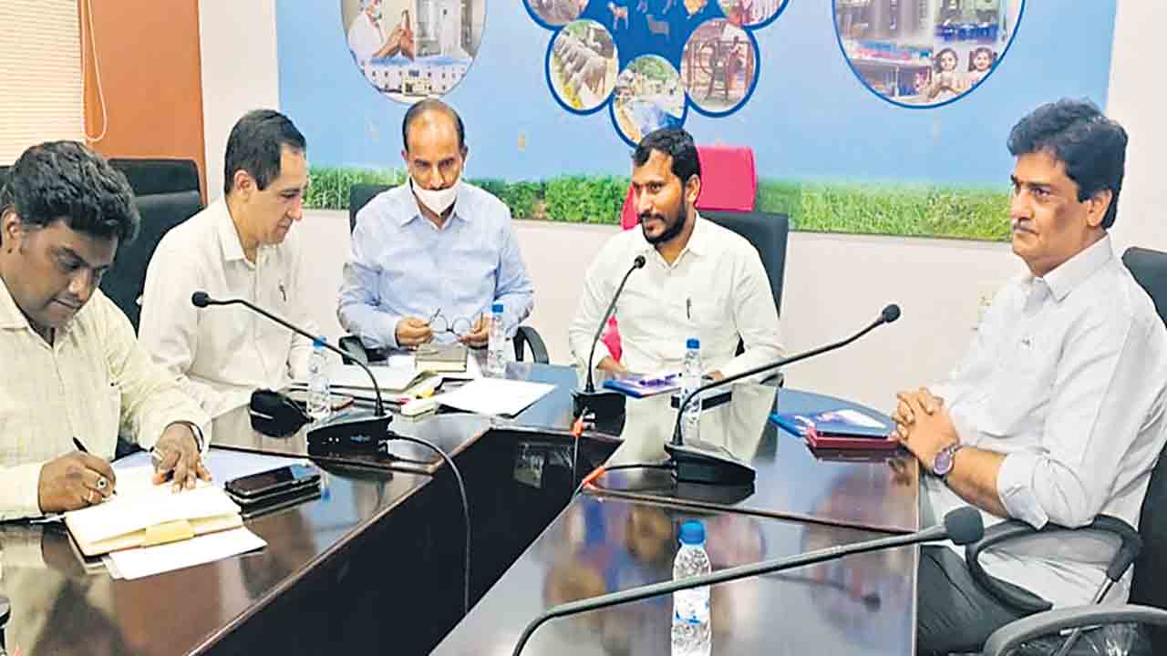 గొర్రెల పంపిణీతో ఆర్థికాభివృద్ధి : బాలరాజు